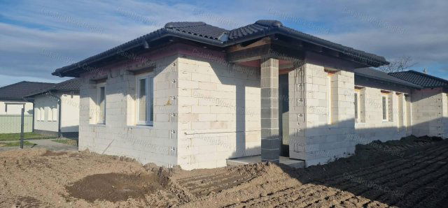 Eladó téglalakás, Cegléden 60 M Ft, 3 szobás