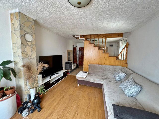 Eladó családi ház, Bicskén 89.9 M Ft, 6 szobás