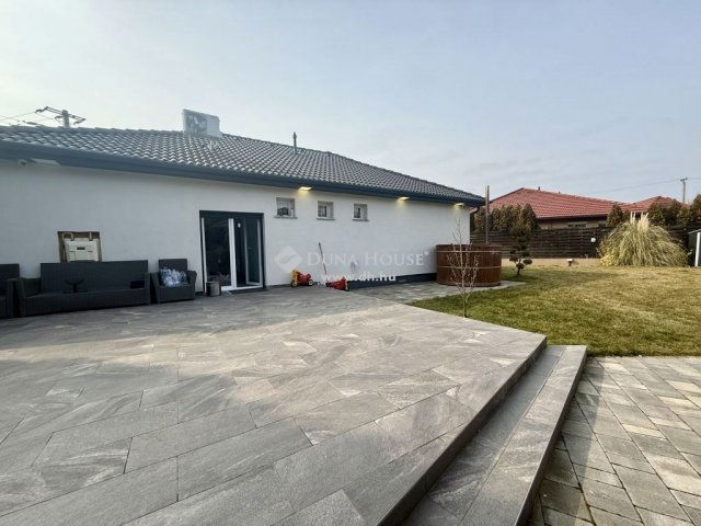 Eladó családi ház, Szigetszentmiklóson 115 M Ft, 5 szobás