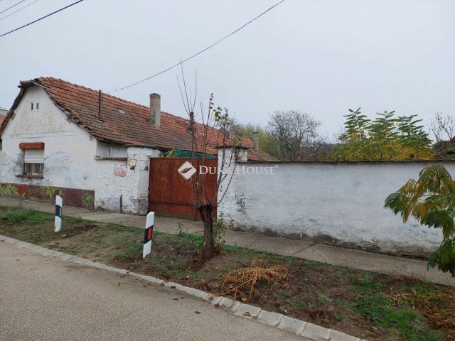 Eladó családi ház, Baján 11.9 M Ft, 2 szobás