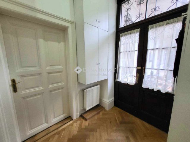 Eladó téglalakás, Budapesten, VI. kerületben 160 M Ft, 3 szobás