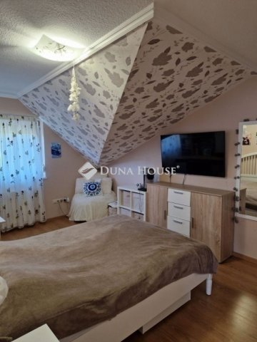 Eladó családi ház, Mendén 139 M Ft, 6 szobás