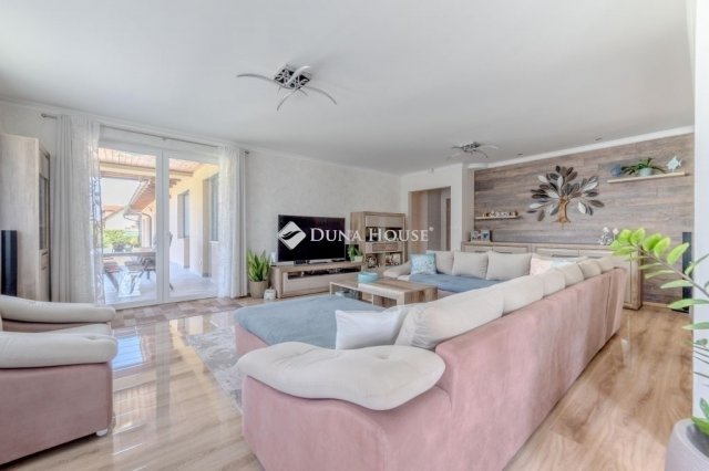 Eladó családi ház, Üllőn 299 M Ft, 6 szobás