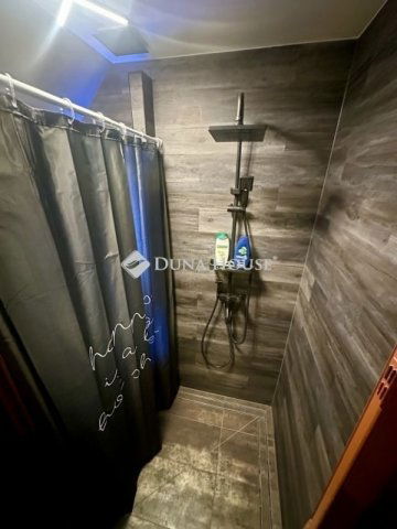 Eladó családi ház, Vecsésen 99 M Ft, 4 szobás