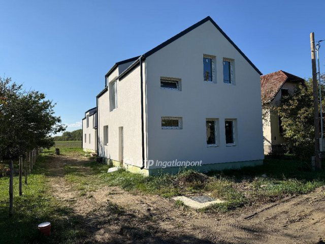 Eladó ikerház, Szigetszentmártonban 88.9 M Ft, 5 szobás