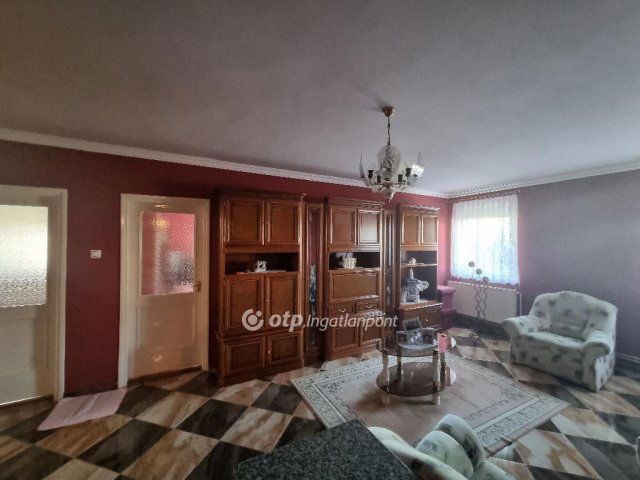 Eladó családi ház, Pápán 64.9 M Ft, 4+1 szobás