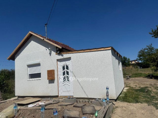 Eladó nyaraló, Baracskán 25 M Ft, 1 szobás