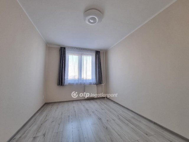 Eladó panellakás, Pápán 44.75 M Ft, 2 szobás