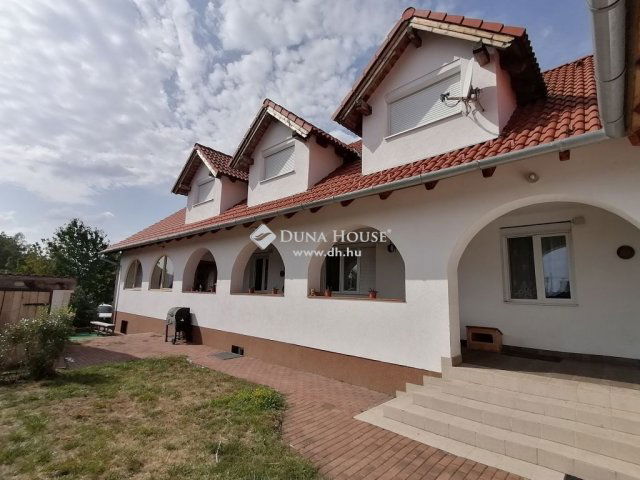 Eladó családi ház, Nagyvenyimen 149 M Ft, 8 szobás