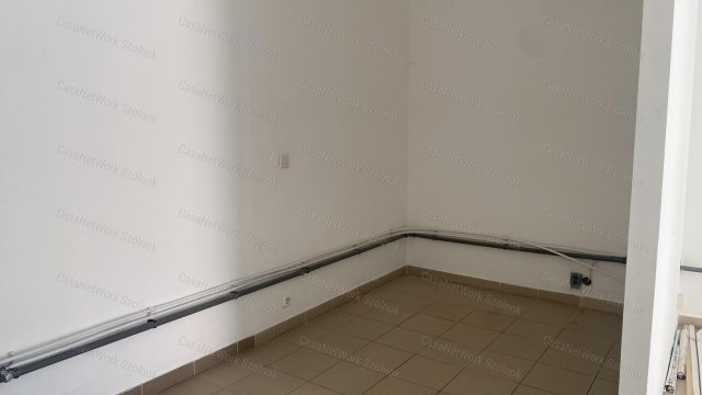 Kiadó üzlethelyiség, Szolnokon 80 E Ft / hó, 1 szobás