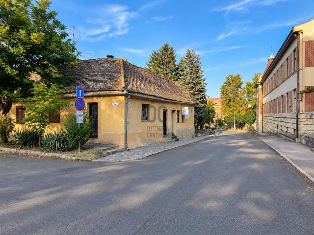 Eladó családi ház, Siklóson 16 M Ft, 2 szobás