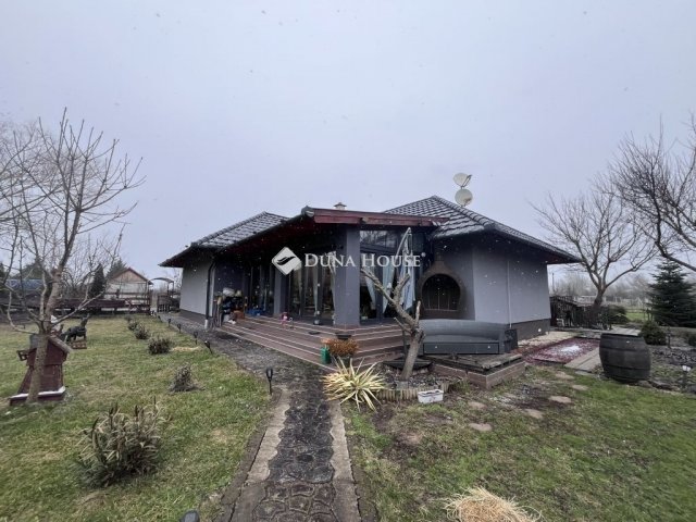 Eladó nyaraló, Kiskörén 130 M Ft, 5 szobás