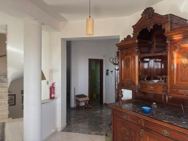 Eladó családi ház, Pécsett 350 M Ft, 9 szobás