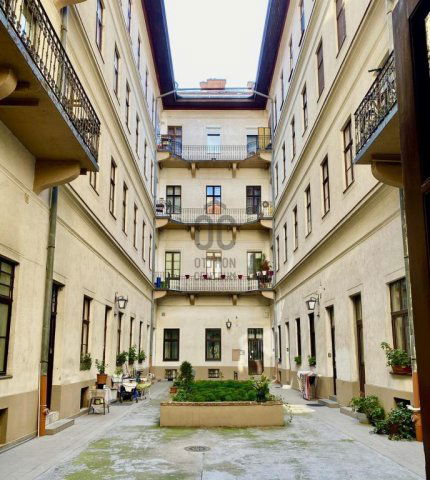 Eladó téglalakás, Budapesten, V. kerületben 67 M Ft, 1 szobás