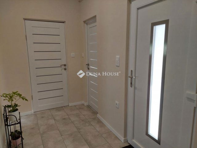 Eladó téglalakás, Baján 44.9 M Ft, 3 szobás