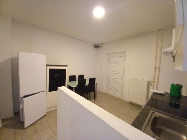 Kiadó panellakás, albérlet, Pécsett, Dóra utcában, 2+1 szobás