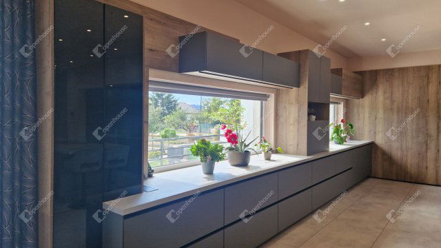 Eladó családi ház, Komáromban 680 M Ft, 7 szobás