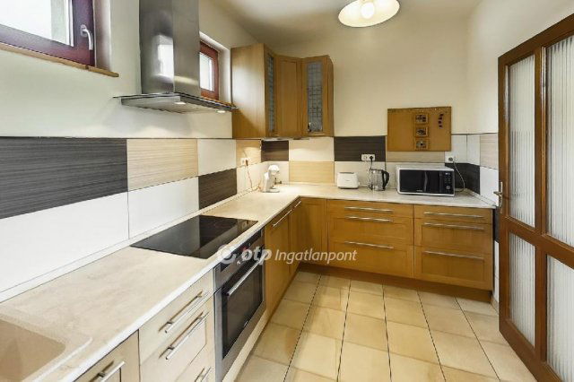 Eladó családi ház, Nadapon 239 M Ft, 5+1 szobás