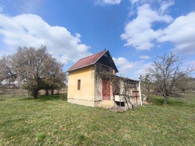 Eladó családi ház, Sukorón 23.9 M Ft, 6 szobás