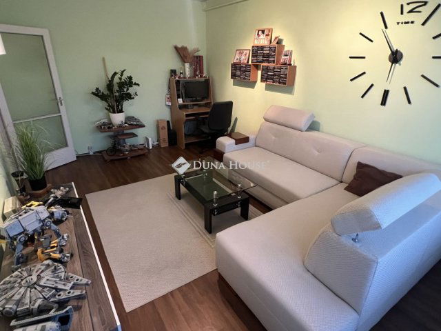 Eladó panellakás, Móron, Vértes utcában 42 M Ft, 2 szobás