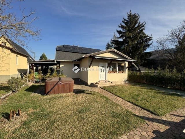 Eladó családi ház, Esztergomban 109.9 M Ft, 4 szobás