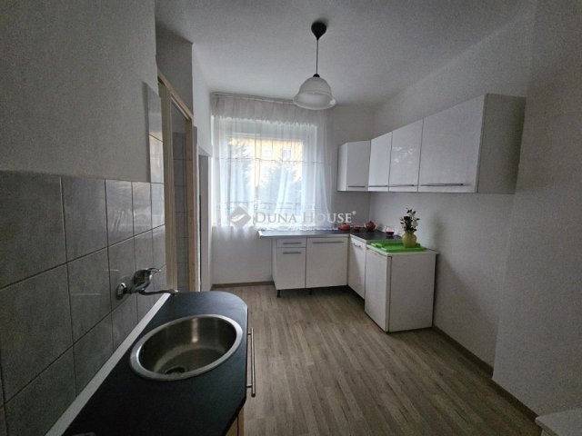 Eladó téglalakás, Lábatlanon 27.5 M Ft, 1 szobás