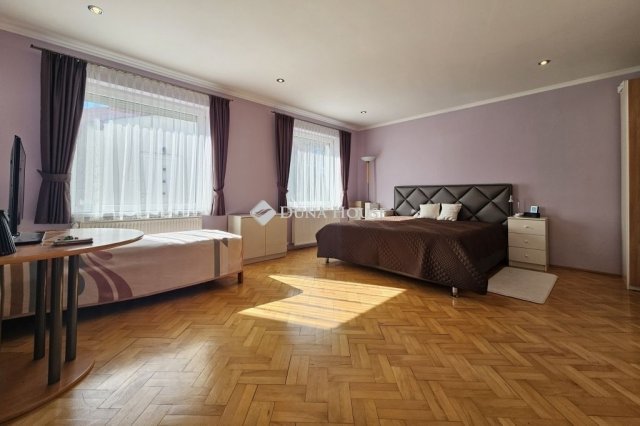 Eladó családi ház, Balatonalmádiban 229 M Ft, 8 szobás