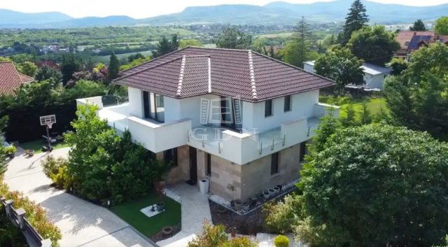 Eladó családi ház, Szentendrén 395.9 M Ft, 6+1 szobás