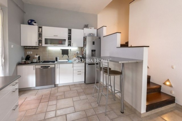 Eladó családi ház, Nagykozáron 225 M Ft, 6+2 szobás