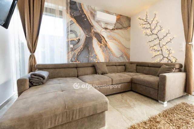 Eladó ikerház, Balatonvilágoson 240 M Ft, 5+1 szobás