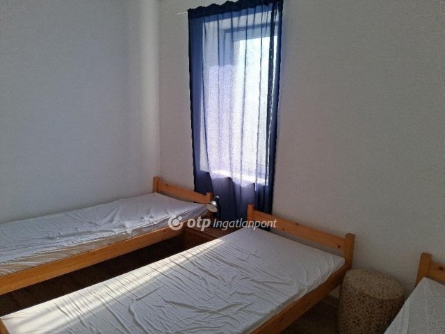 Eladó családi ház, Balatonalmádiban 220 M Ft, 10 szobás