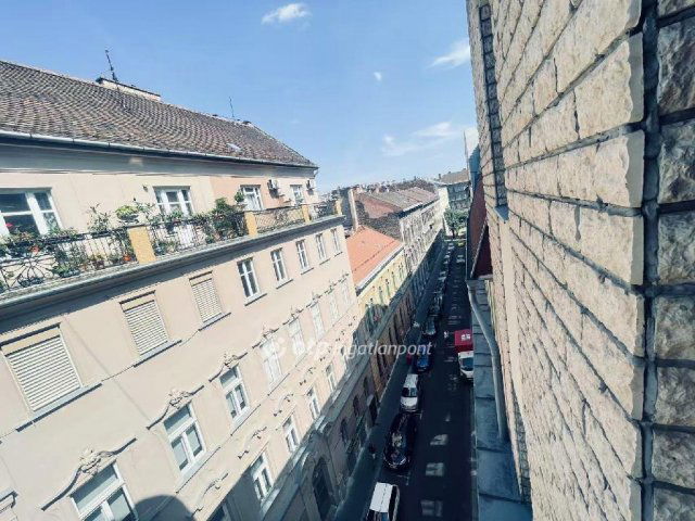 Eladó téglalakás, Budapesten, VI. kerületben 123 M Ft, 2 szobás