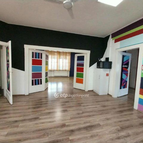 Eladó családi ház, Nyíregyházán 135 M Ft, 6+1 szobás