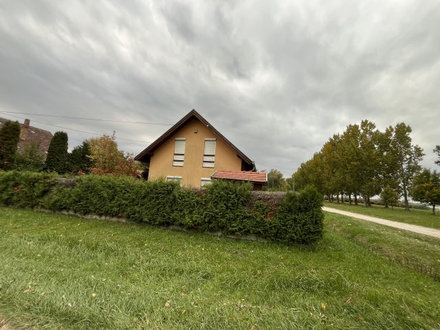 Eladó nyaraló, Balatonberényben 135 M Ft, 6 szobás