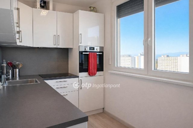 Eladó panellakás, Veszprémben 62.9 M Ft, 3 szobás