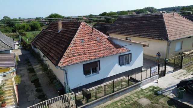 Eladó családi ház, Zsámbokon 35 M Ft, 4 szobás