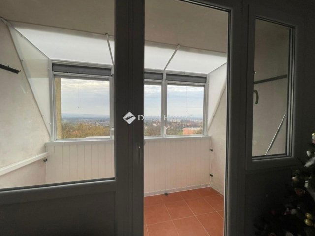 Eladó panellakás, Pécsett 44.9 M Ft, 4 szobás