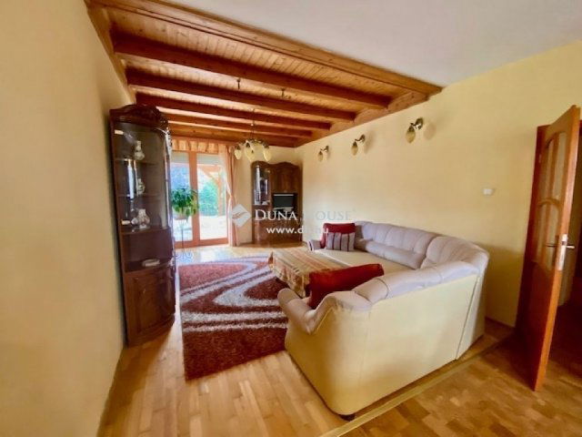 Eladó családi ház, Pécsett 250 M Ft, 9 szobás
