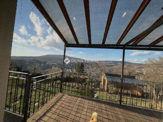 Eladó családi ház, Pécsett 124.9 M Ft, 3 szobás