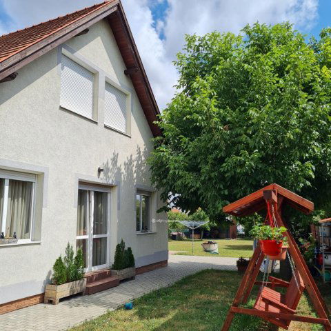 Eladó családi ház, Veszprémben 149.9 M Ft, 8+2 szobás