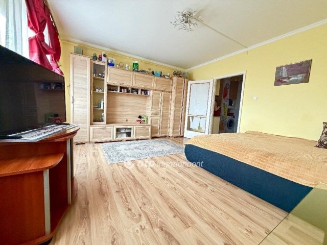 Eladó panellakás, Pápán 31.9 M Ft, 1+1 szobás