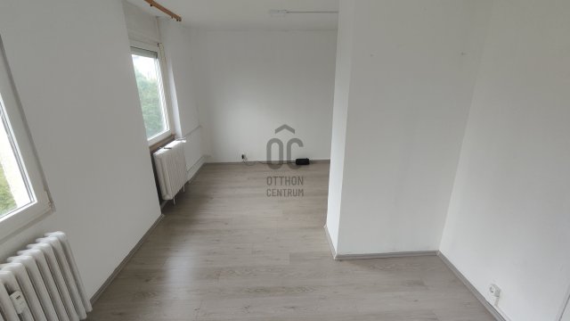 Eladó panellakás, Pétfürdőn 38.5 M Ft, 3 szobás