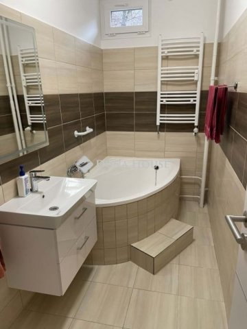 Kiadó panellakás, albérlet, Pécsett 180 E Ft / hó, 2 szobás