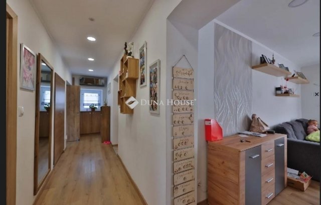 Eladó családi ház, Pécsett 96.5 M Ft, 3 szobás