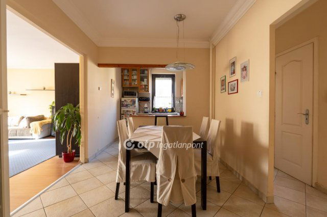 Eladó panellakás, Budapesten, III. kerületben 100 M Ft