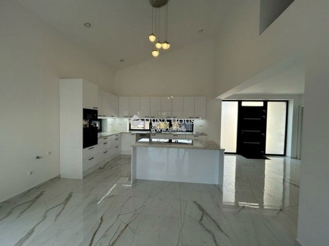 Eladó családi ház, Vecsésen 249 M Ft, 5 szobás