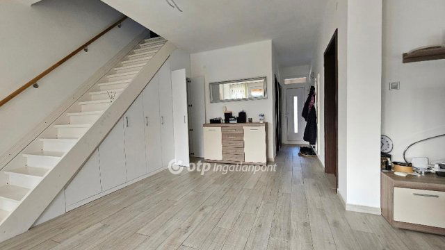 Eladó családi ház, Balatonföldváron 188 M Ft, 6+1 szobás