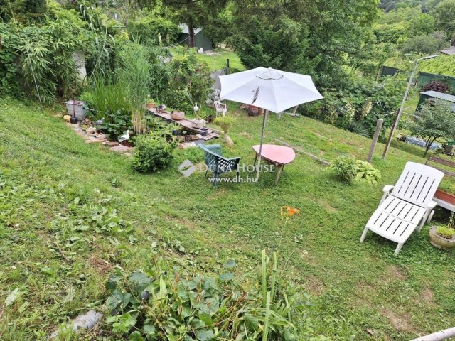 Eladó nyaraló, Neszmélyen 25 M Ft, 3 szobás