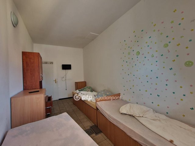 Eladó családi ház, Pápán 249 M Ft, 9+11 szobás