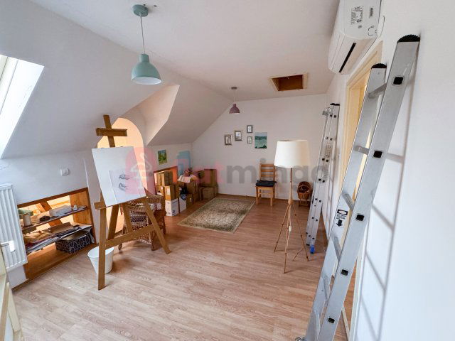 Eladó családi ház, Pécsett 114.9 M Ft, 8 szobás